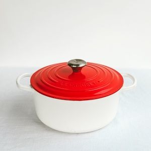 LE CREUSET 5.5 QUART ENAMELED CAST IRON DUTCH OVEN // RARE WHITE BASE + RED LID